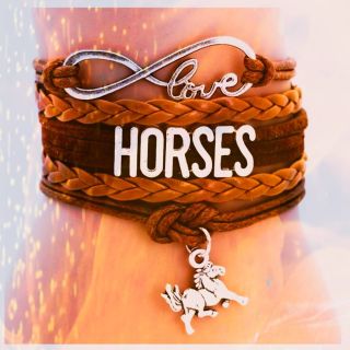 Náramek na ruku pro milovníky koní. A nejen pro ně. #naramky #naramek #kuze #horse #horses #sperk #šperky #jewerly...